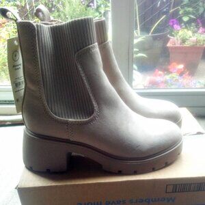 Women's No Boundaries Chelsea Boots Size 8